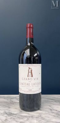 une bouteille de vin posée sur une table