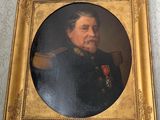 une vieille photo d'un homme en uniforme militaire dans un cadre doré