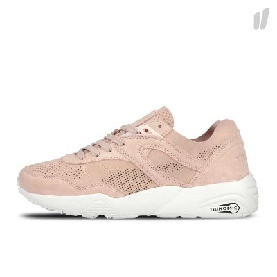 des baskets roses pour femme, avec des semelles blanches et des détails en maille