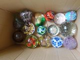 une boîte en carton remplie d'une multitude de perles de verre colorées