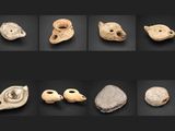 plusieurs types d'objets anciens exposés sur un fond noir