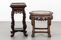 Deux tables d'appoint ou supports orientaux en bois dur, en … (photo 5)