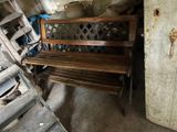 un banc en bois qui se trouve dans une pièce