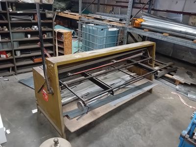 une machine placée au milieu d'une pièce