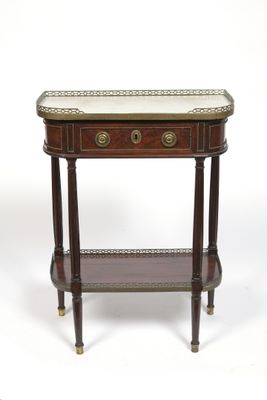 PETITE CONSOLE en acajou ouvrant par un tiroir en ceinture. …