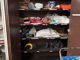 une armoire qui contient tout un tas d'objets