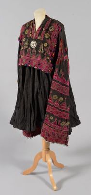une photo d'une robe noire et rose posée sur un mannequin