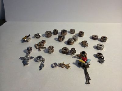 a lot of charms that are on the table