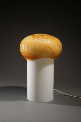 une lampe en forme de champignon posée sur une table