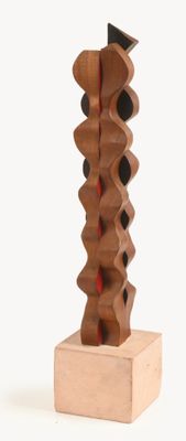 une sculpture en bois représentant un motif en spirale, posée sur un socle en bois