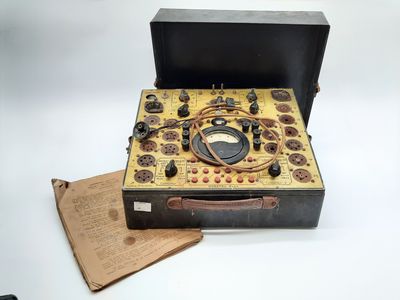 une vieille valise sur laquelle est posée une radio