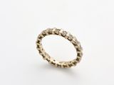 gros plan d'une bague en or sur fond blanc
