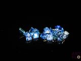 trois cristaux bleus sur un fond noir