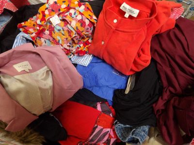 un tas de vêtements posé par terre