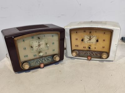 deux horloges à l'ancienne posées côte à côte sur une table