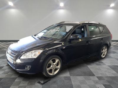 la photo d'une voiture noire garée dans un garage