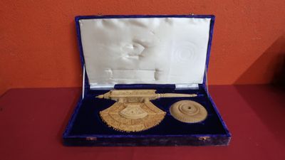 une boîte contenant un petit objet