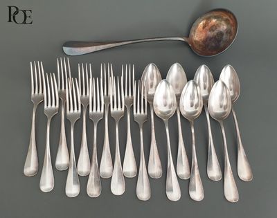 beaucoup de cuillères en argent et de cuillères sur la table