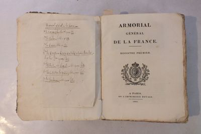 un livre écrit posé sur une table