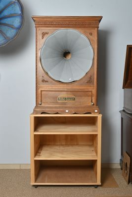 une armoire en bois sur laquelle est posé un tourne-disque