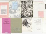 beaucoup de livres accrochés au mur