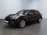 La Porsche Cayenne noire est garée dans une grande pièce