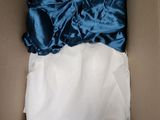 une boîte contenant des feuilles blanches et bleues