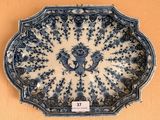 une assiette bleue et blanche ornée d'un motif floral