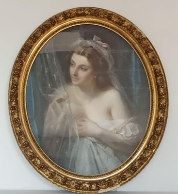 un tableau représentant une femme portant un voile, accroché au mur