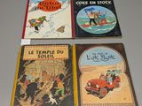 Trois livres pour enfants sont alignés sur une table