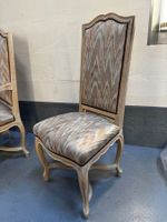 Suite de deux fauteuils et trois chaises en bois laqué blanc… (photo 2)