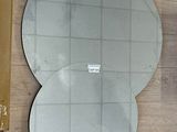 deux miroirs ronds accrochés au mur au-dessus d'un lavabo