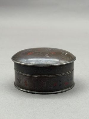 une image représentant une petite boîte métallique posée sur une table