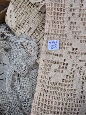 un tas de tissu burlock muni d'une étiquette de prix