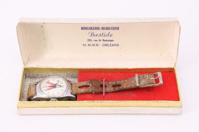 l'image d'une montre dans une boîte sur une surface blanche