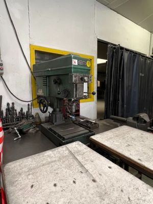 une photo d'un atelier d'usinage avec de nombreux outils