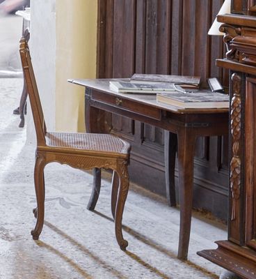 une chaise et une table dans une pièce, près d'un mur