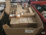 de nombreux cartons remplis de bouteilles de bière dans un magasin