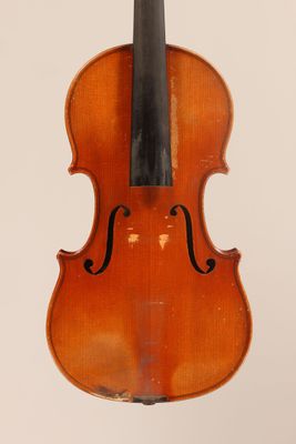 un vieux violon avec un archet accroché à son dos