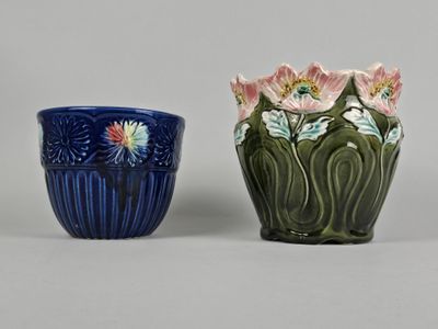 deux vases posés l'un à côté de l'autre sur une table