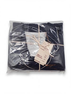un gros plan sur un sac en tissu noir muni d'une étiquette