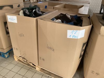 plusieurs boîtes empilées les unes sur les autres