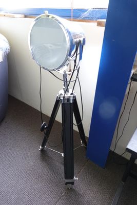 un appareil photo posé sur un trépied dans un coin de la pièce