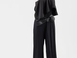 combinaison noire à une épaule, à jambes larges et avec une large ceinture