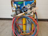 une pile de tuyaux posée sur un chariot