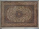une photo d'un grand tapis oriental posé contre un mur blanc