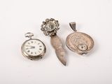 trois bijoux, dont une montre de poche et un couteau