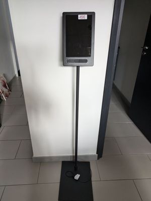 une photo d'un téléviseur posé sur un meuble dans une pièce
