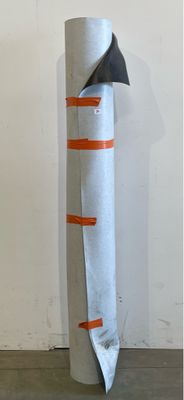 une image représentant une feuille de papier sur laquelle est collé du ruban adhésif