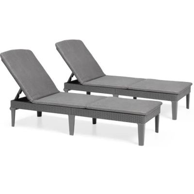 une paire de chaises longues avec des coussins gris sur fond blanc
